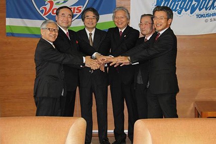 左から四国大学・同短期大学部 松重学長、徳島県 飯泉知事、本学 香川学長、徳島文理大学 桐野学長、徳島工業短期大学 宮城学長、阿南工業高等専門学校 寺沢校長、