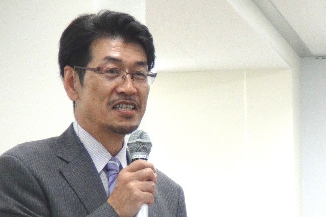 挨拶をする野地学長(右) 挨拶をする野地学長(右)
