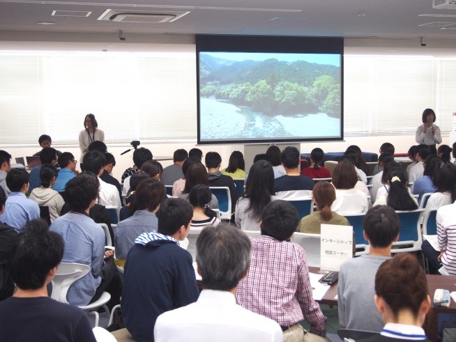 事業計画の説明をする玉副理事 事業計画の説明をする玉副理事