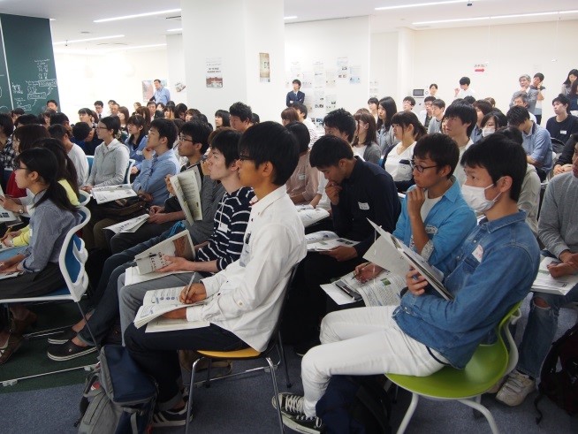 コメントを述べる飯泉徳島県知事(左) コメントを述べる飯泉徳島県知事(左)