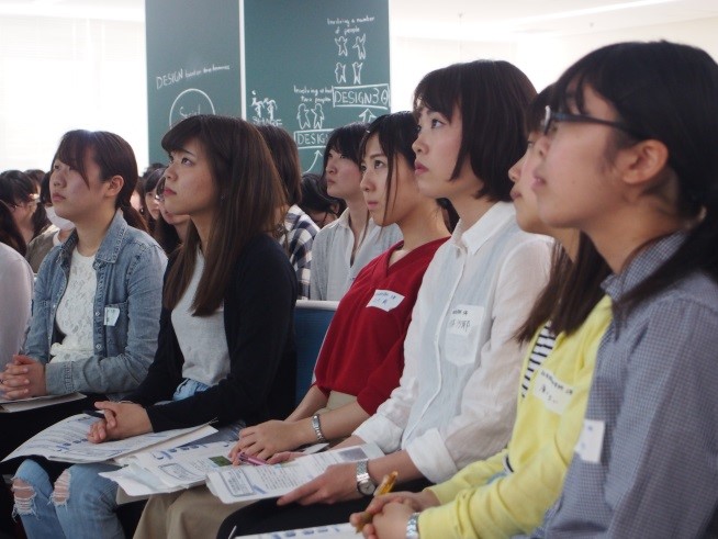 プレゼンテーションに聞き入る学生達2