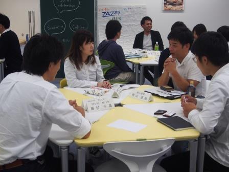 それぞれ別の受入企業・団体とインターンシップ生による情報交換の様子(左).jpg それぞれ別の受入企業・団体とインターンシップ生による情報交換の様子(左).jpg