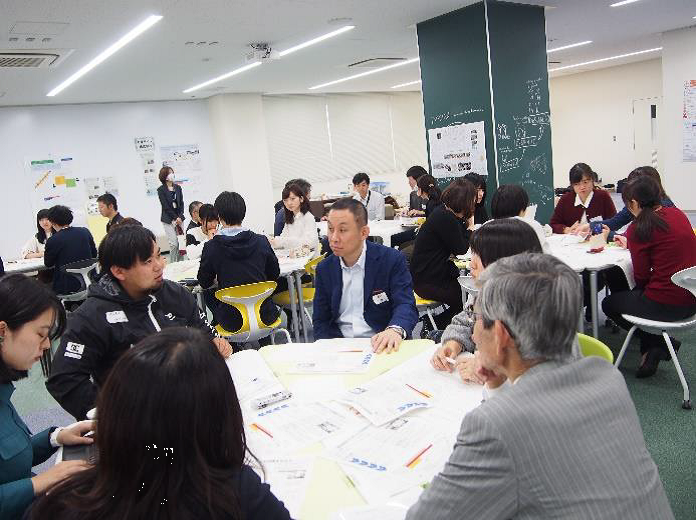 それぞれ別の受入企業・団体とインターンシップ生による情報交換の様子(左).jpg グループワークの様子(左)