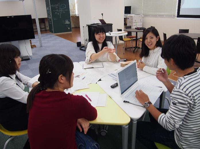 それぞれ別の受入企業・団体とインターンシップ生による情報交換の様子(右).jpg グループワークの様子(右)
