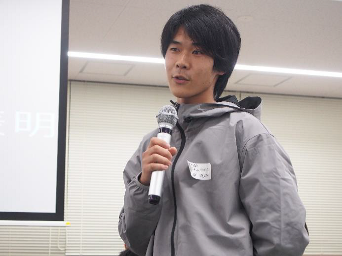 決意表明を行うインターンシップ生達(左) 決意表明を行うインターンシップ生達(左)