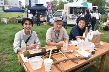 吉田敦也地域創生センター長（中央）と地域住民や出店者