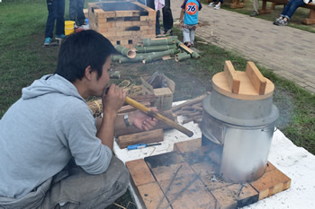 上勝町棚田で収穫された新米を炊く学生