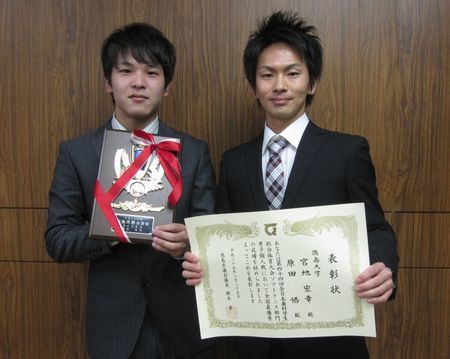 歯学科5年宮地宏行さんと同4年原田悟さんが平成24年度徳島県議会表彰を受けました 徳島大学歯学部