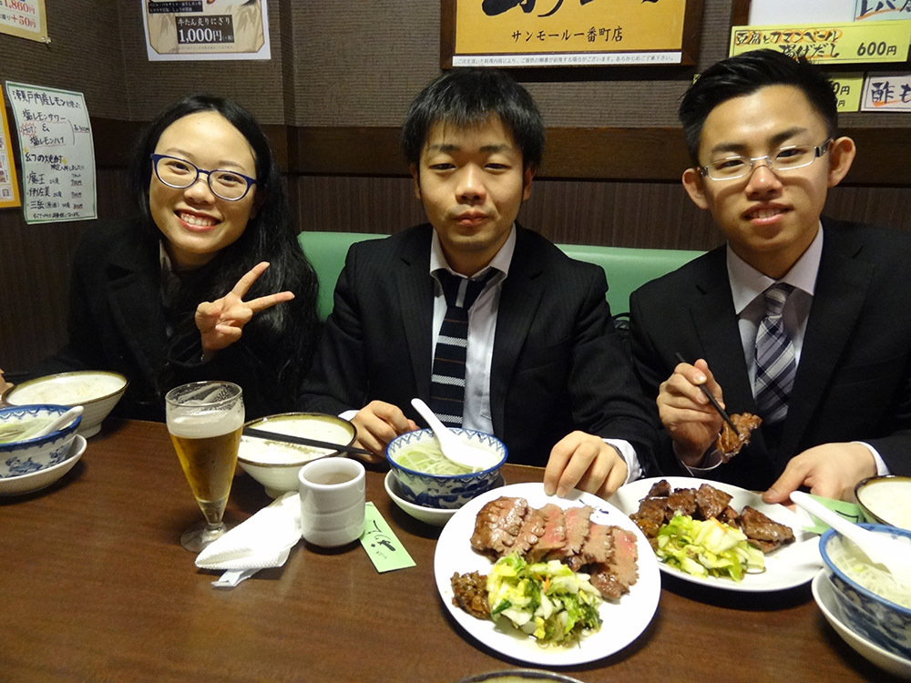 食事の様子1
