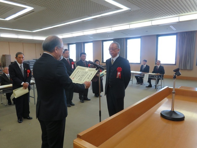 後藤田副知事から表彰を受ける南川副学部長