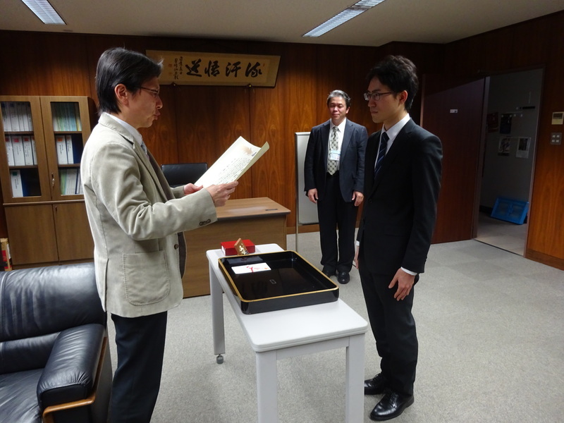 佐野学部長から表彰状を授与される保岡さん