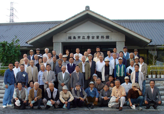 徳島市立考古資料館前記念写真の様子