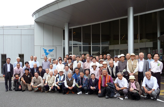 2010年見学会報告記念写真の様子