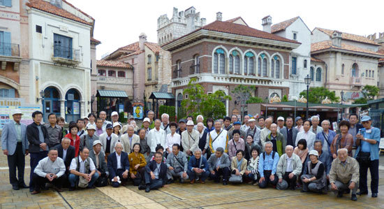 2013年見学会報告記念写真の様子