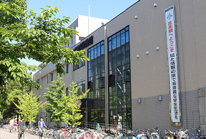 徳島大学附属図書館前