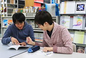 資料室での学習風景