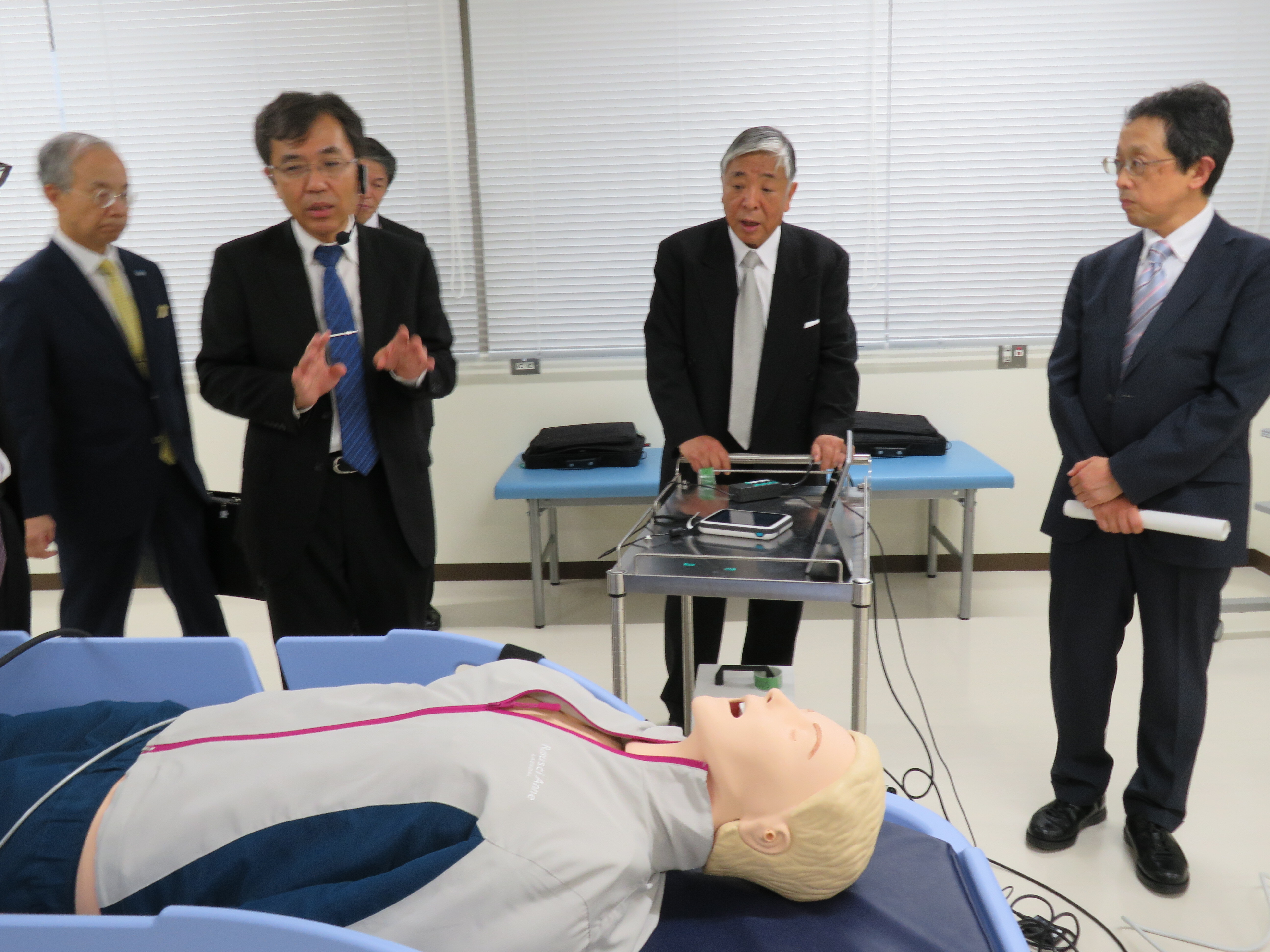 9赤池雅史医療教育開発センター長・高機能シミュレータ(レサシアンシミュレータPLUS)の説明.JPG