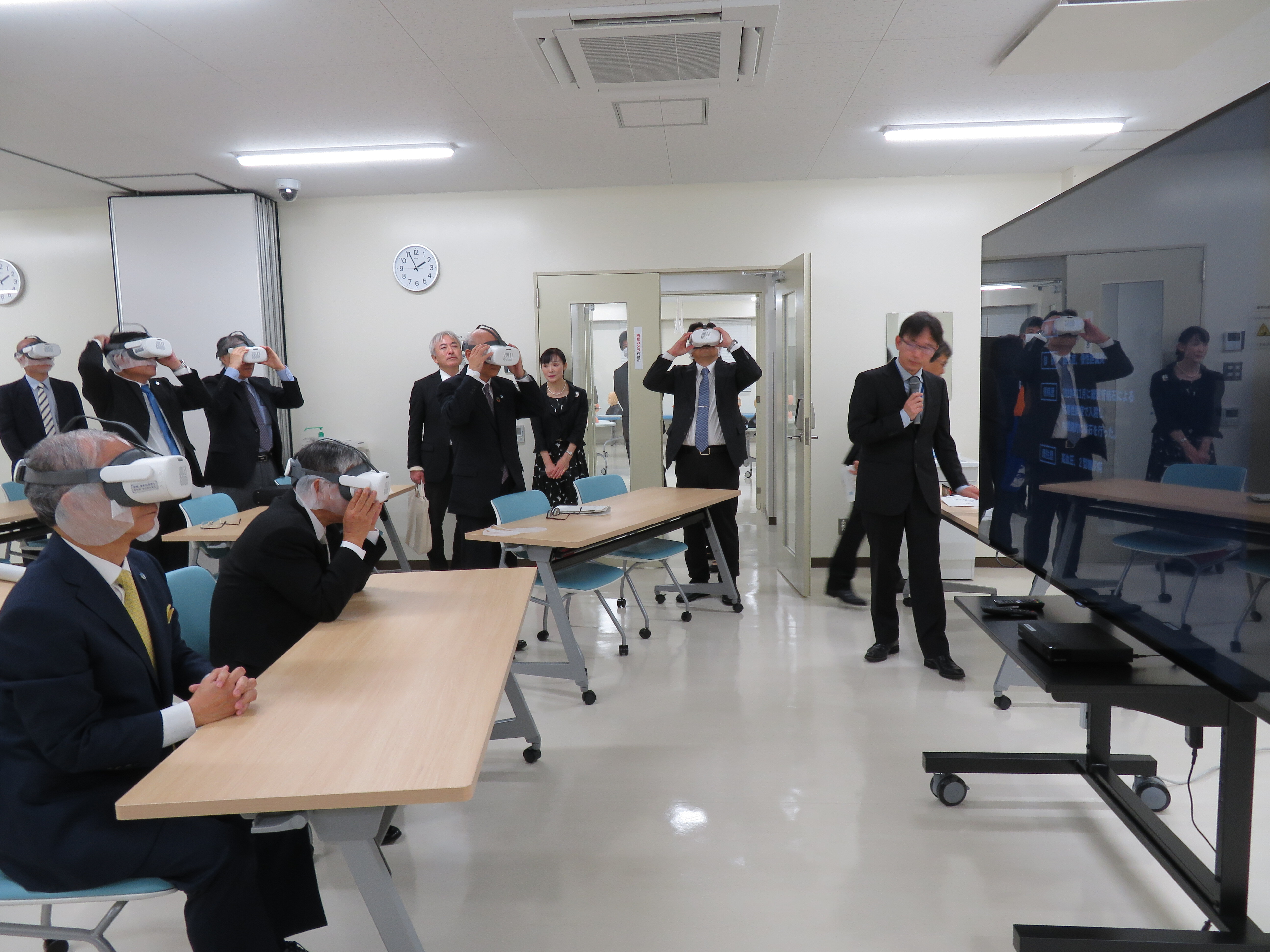 8西田憲生医療教育開発センター副センター長・スキルス・ラボでのVRの説明.JPG