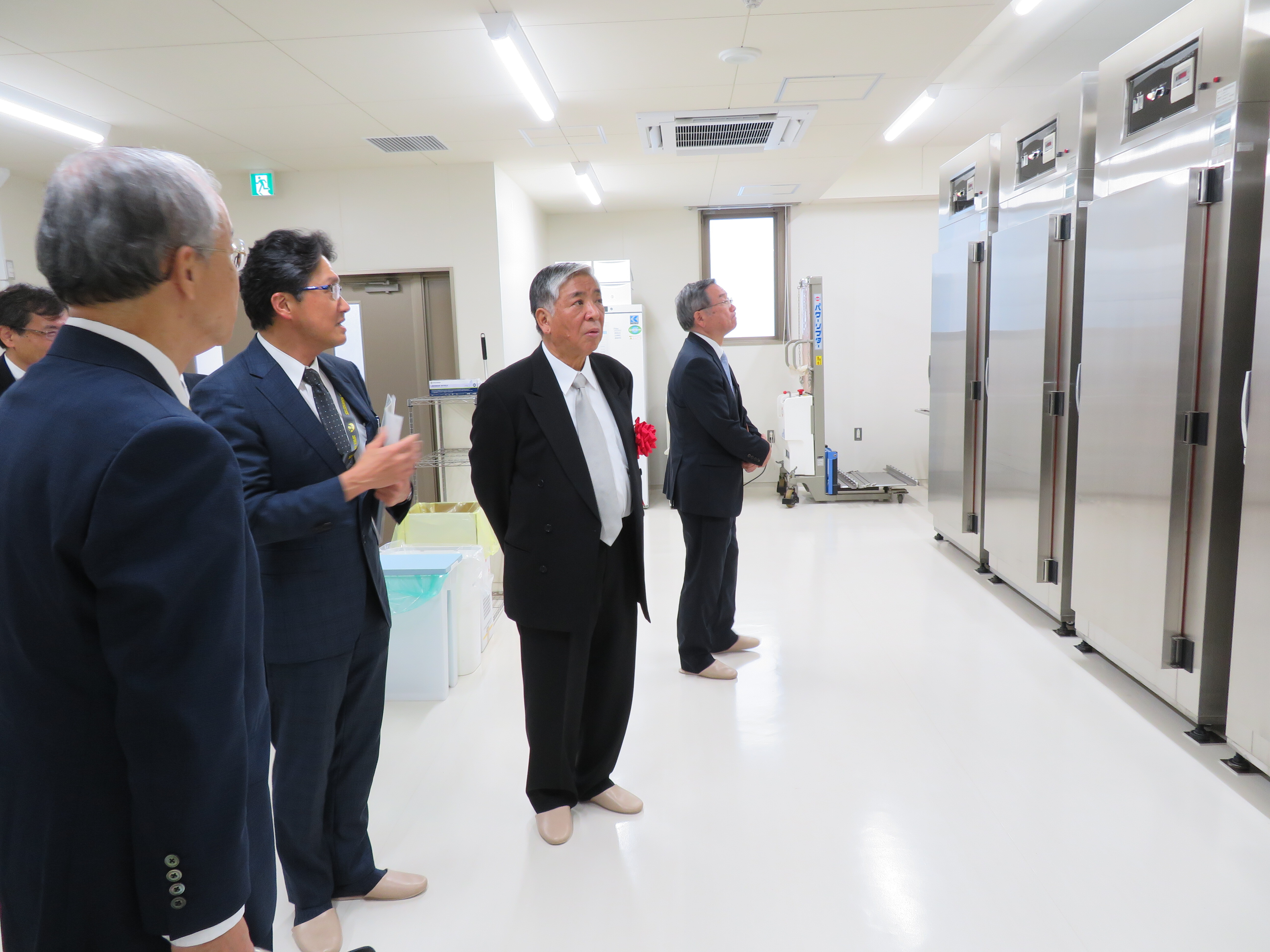 Explanation on the facility of the Clinical Anatomy Laboratory by Prof. Sairyo1.JPG