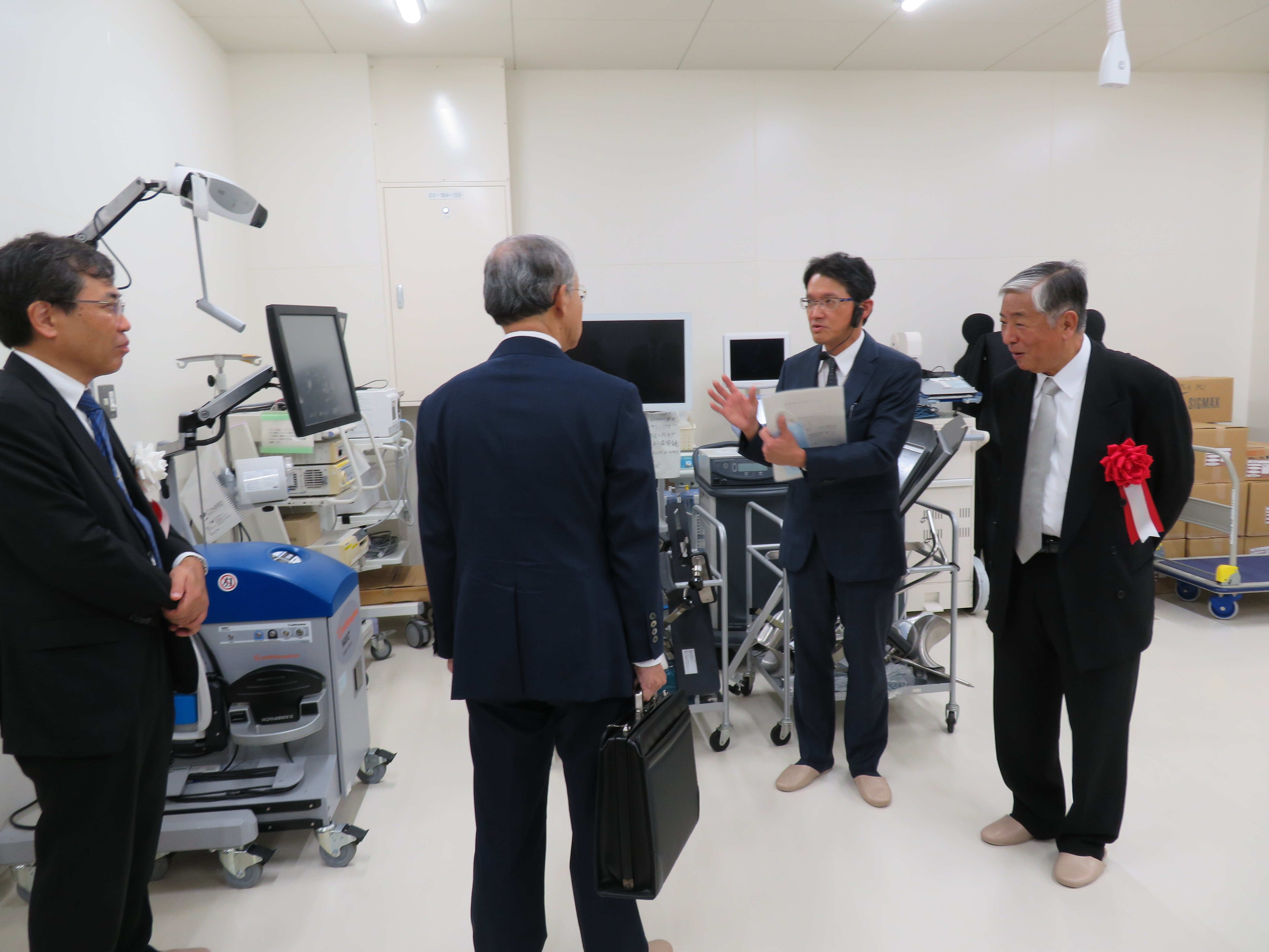 Explanation on the facility of the Clinical Anatomy Laboratory by Prof. Sairyo2.JPG