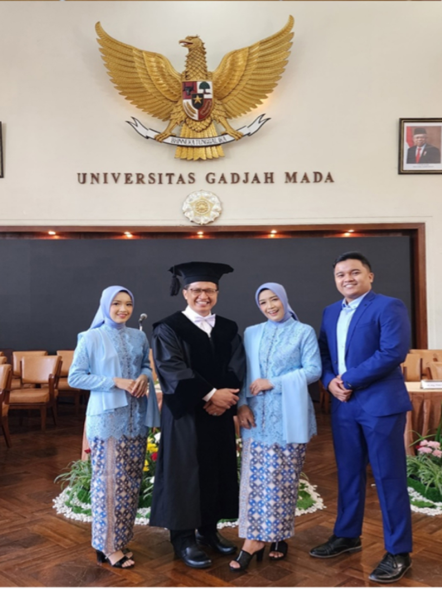 A photo of Prof. Suryono with his colleagues.