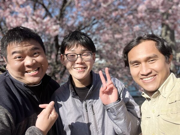 02_同研究室の友達との桜花見.jpg