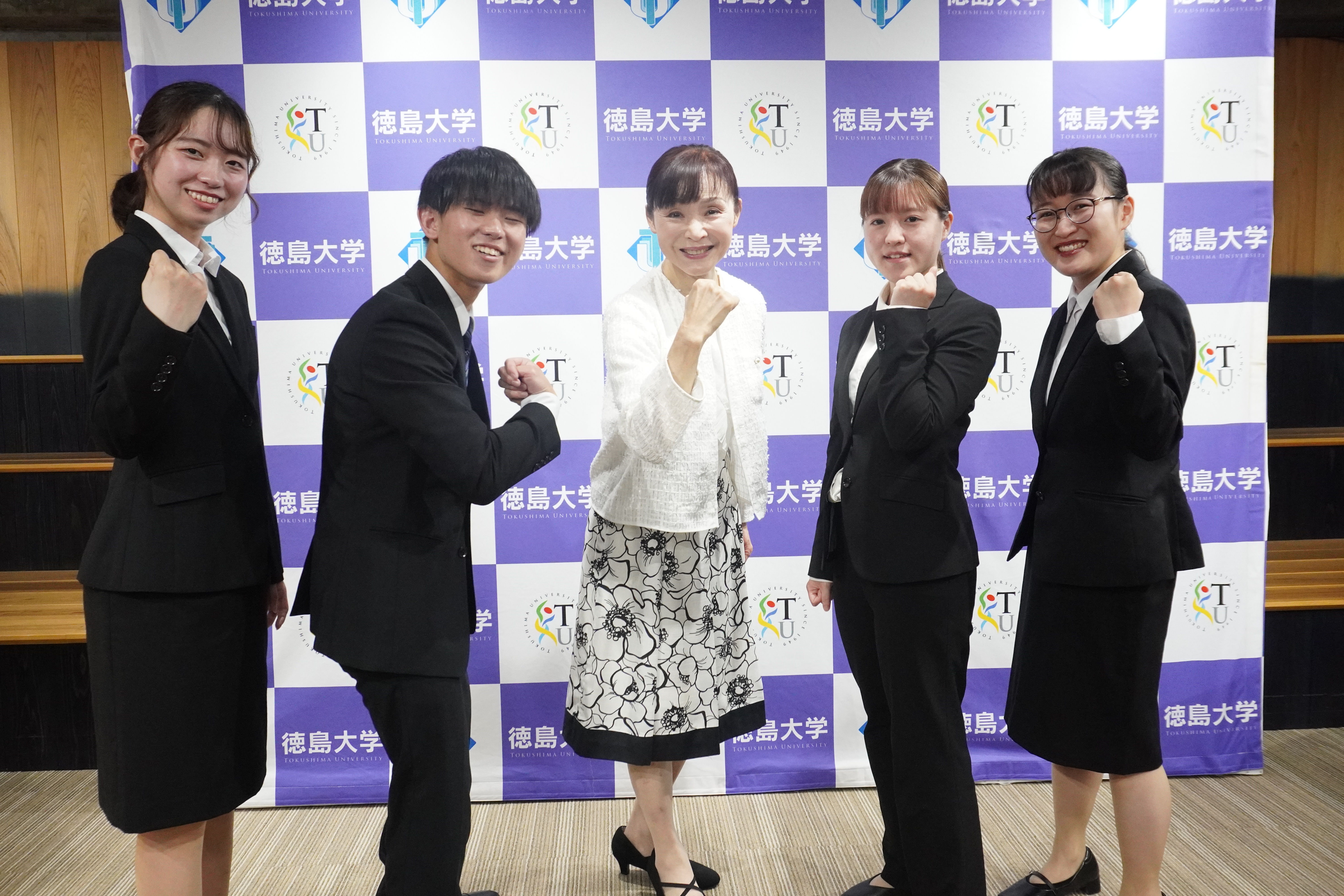 村澤副学長と学生広報スタッフのメンバー