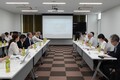 Deputy Director-General Fukui Toshihide (center right) exchanging opinions with the Tokushima University executive officers