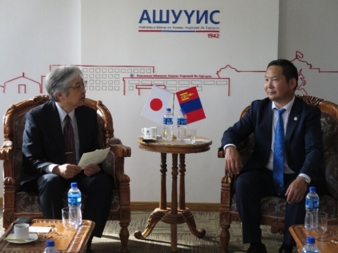 Vice President Bilegtsaikhan Tsolmon (right),Dean Prof. Hashimoto (left)