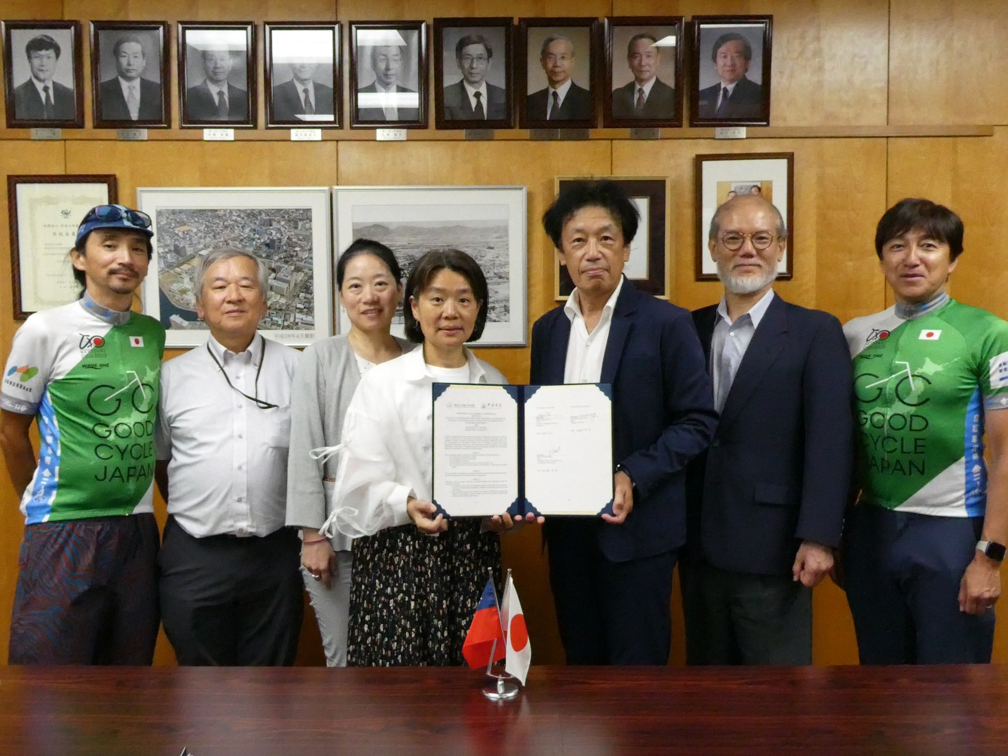 協定締結式に出席した、張観光学院長(左から４人目)、三浦学部長(右から３人目)、武藤研究科長(右から２人目)及び協定締結関係者