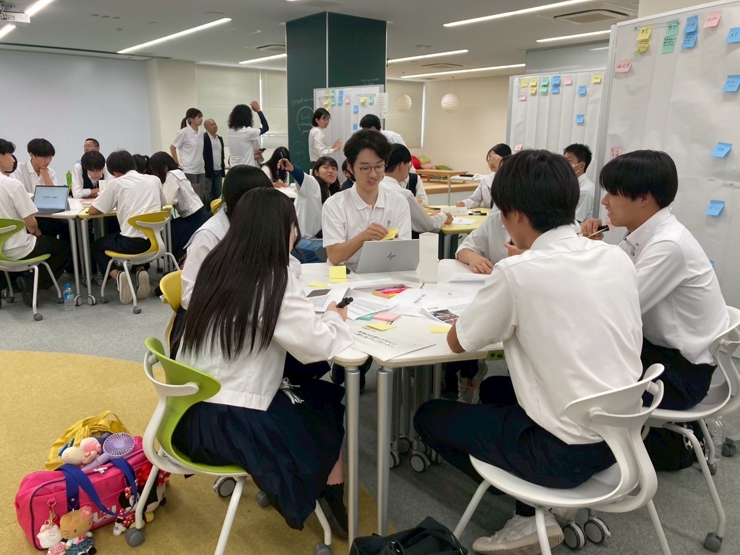 議論する高校生
