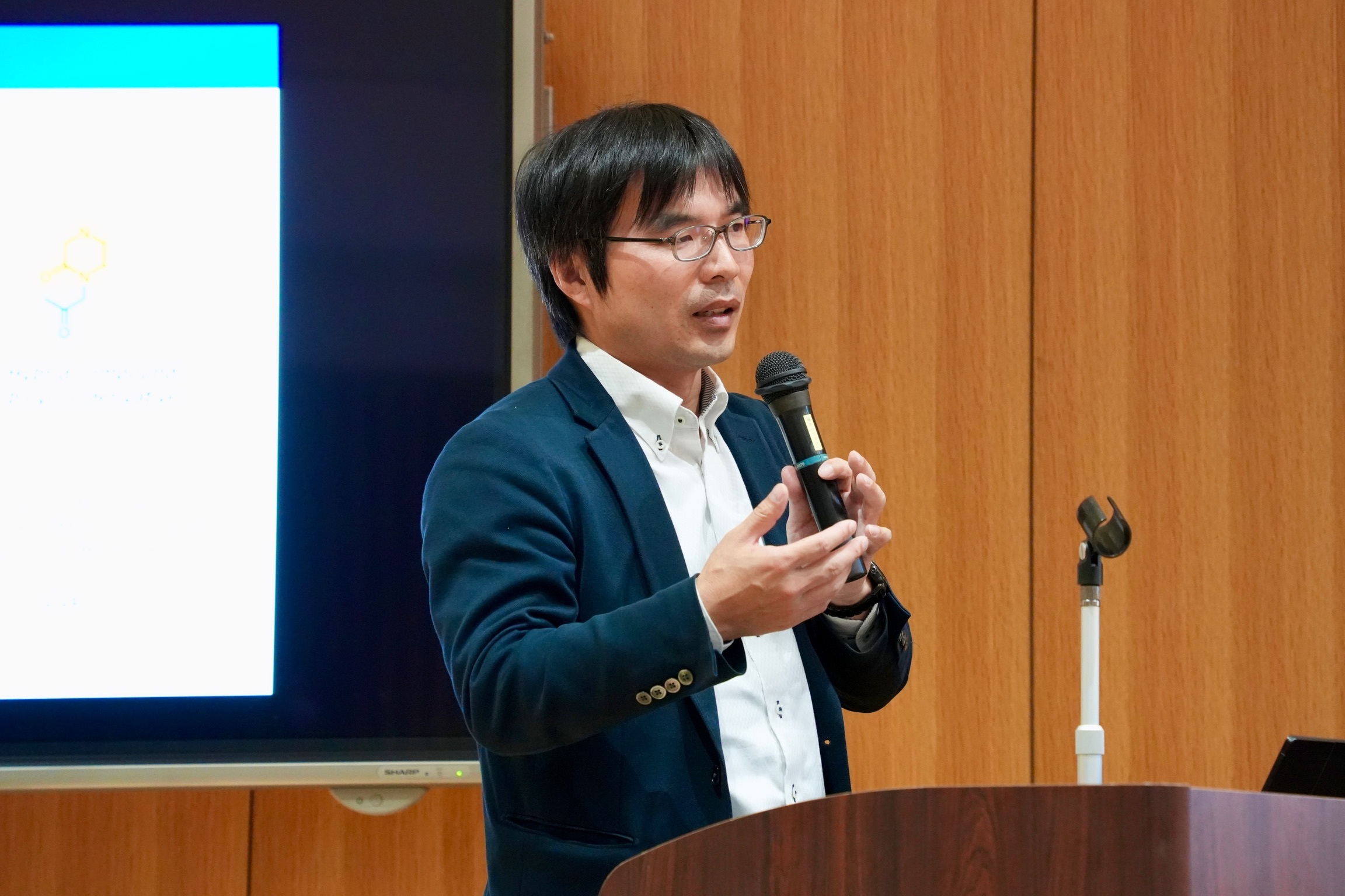 本学教員による研究発表の様子