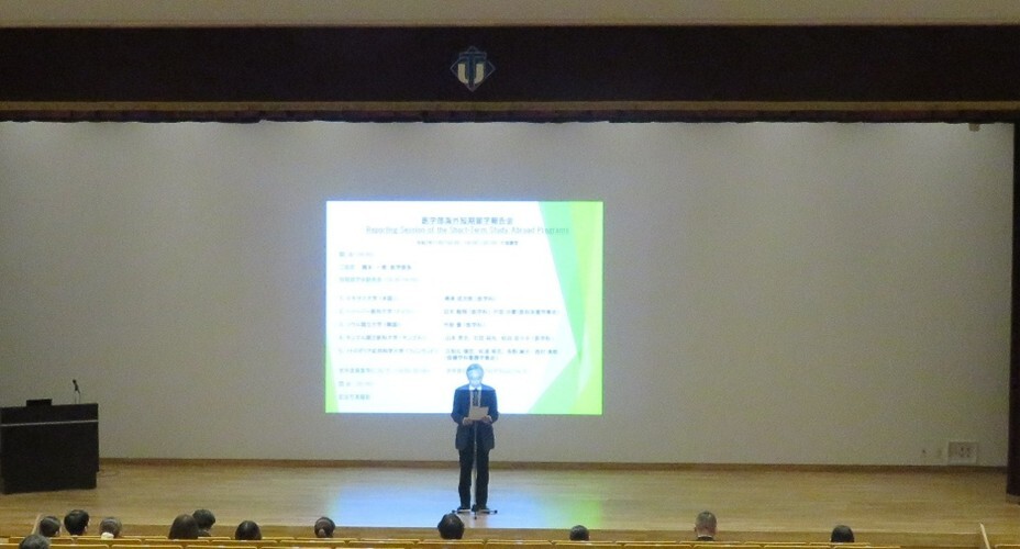 橋本医学部長による開会の挨拶