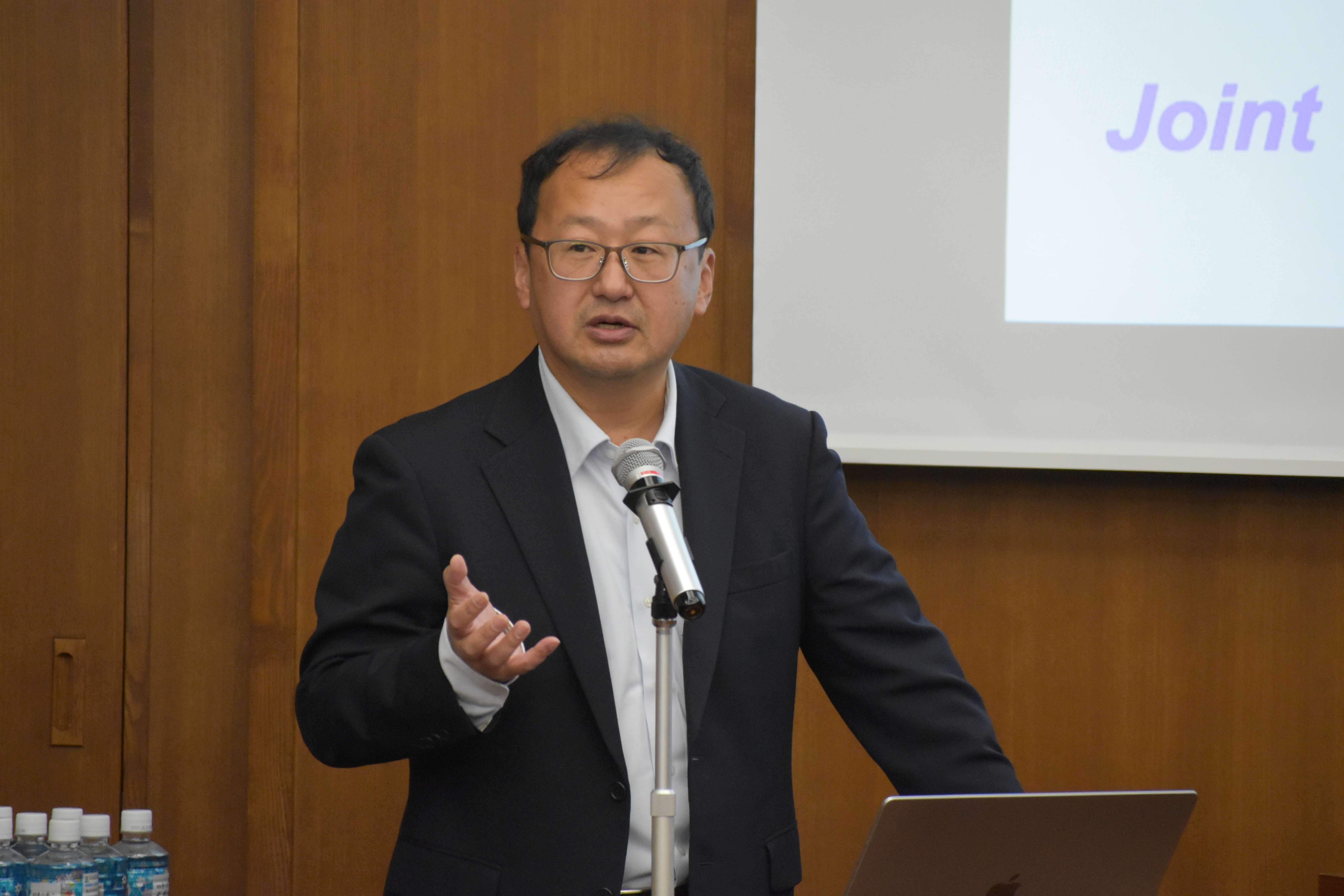 オープニングで挨拶を行う安井CRO