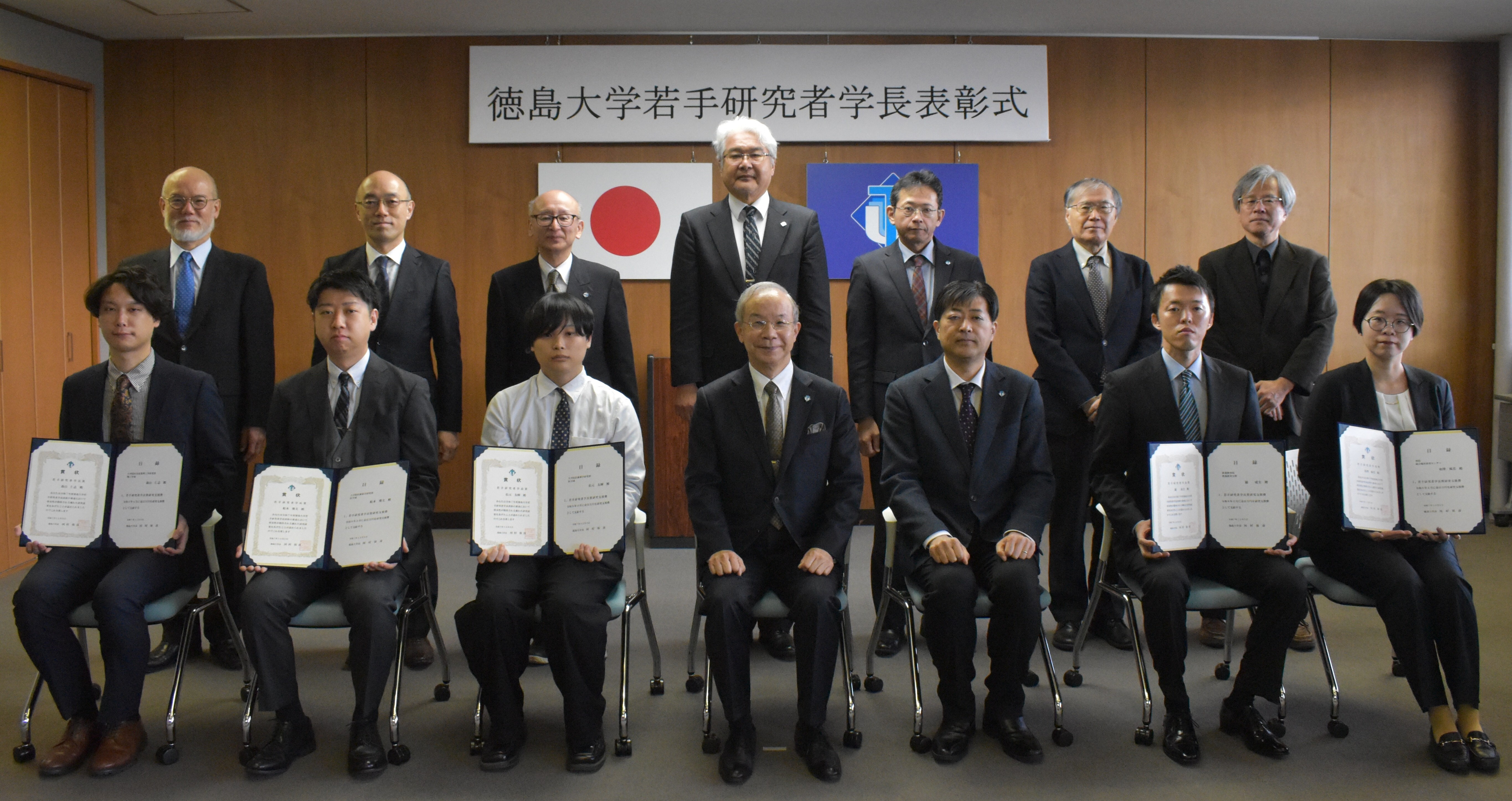 （前列左から、森山准教授、船本准教授、松元助教、河村学長、松木研究担当理事、羅准教授、相澤特任講師）