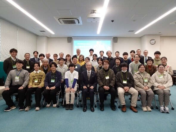 河村学長を囲んで記念写真