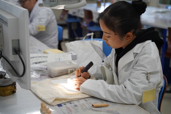 描いて、削って、歯の形を体得する  歯科医の第一歩「歯の解剖学」