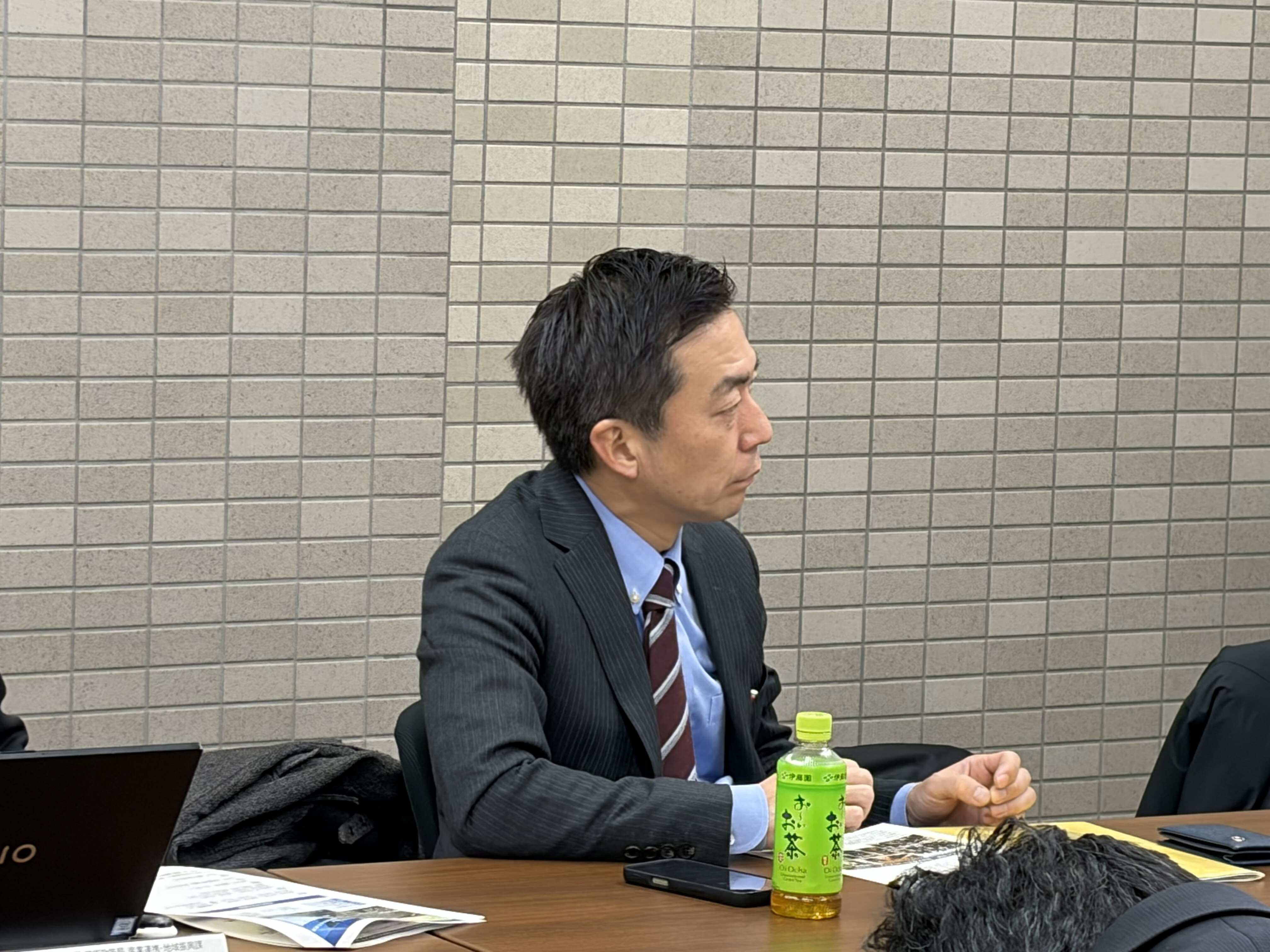 説明を聞く文部科学省 国分課長