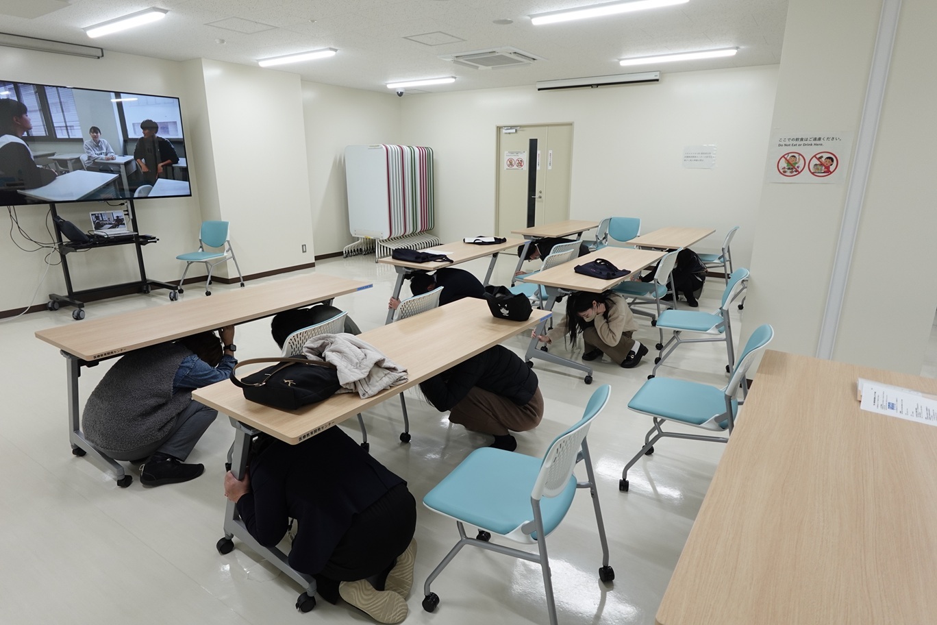 シェイクアウト訓練の様子