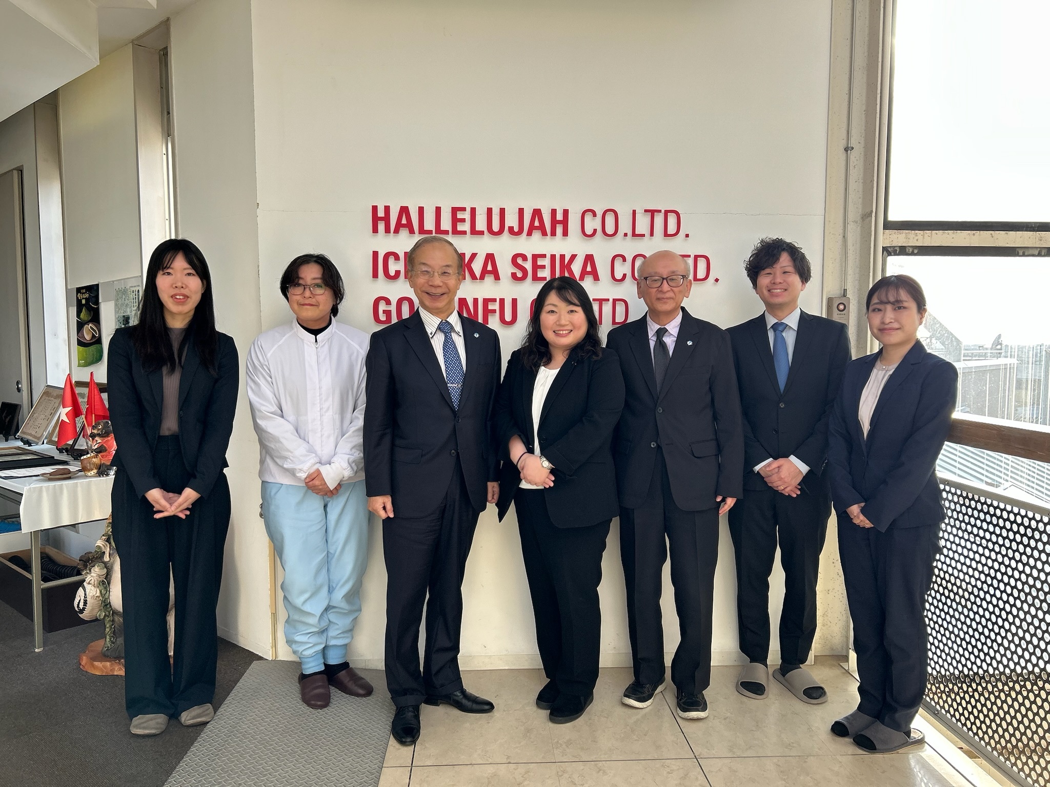 市岡製菓株式会社との懇談会後、学長と同社社長、従業員の皆さまによる記念撮影