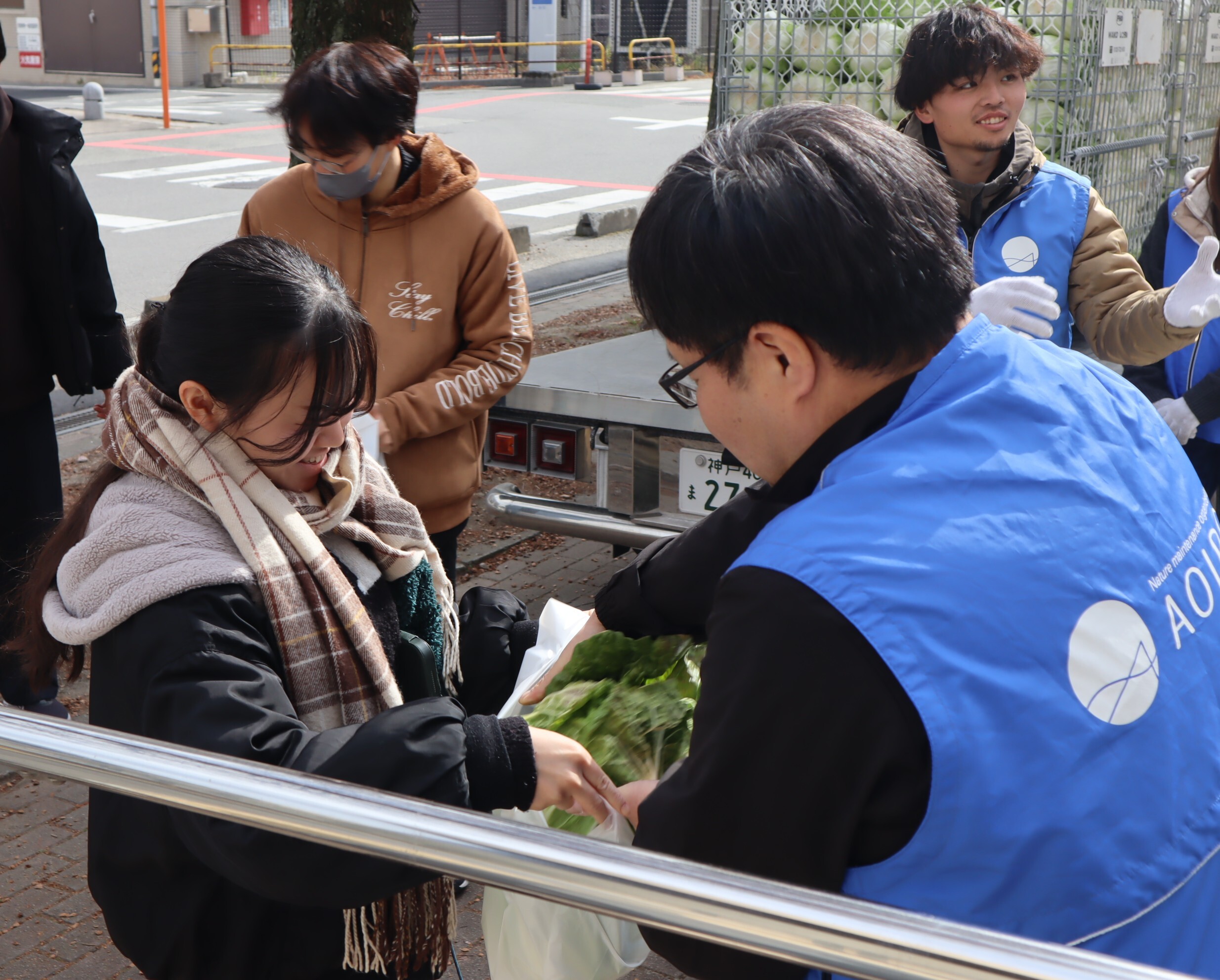 配付の様子（蔵本キャンパス）1