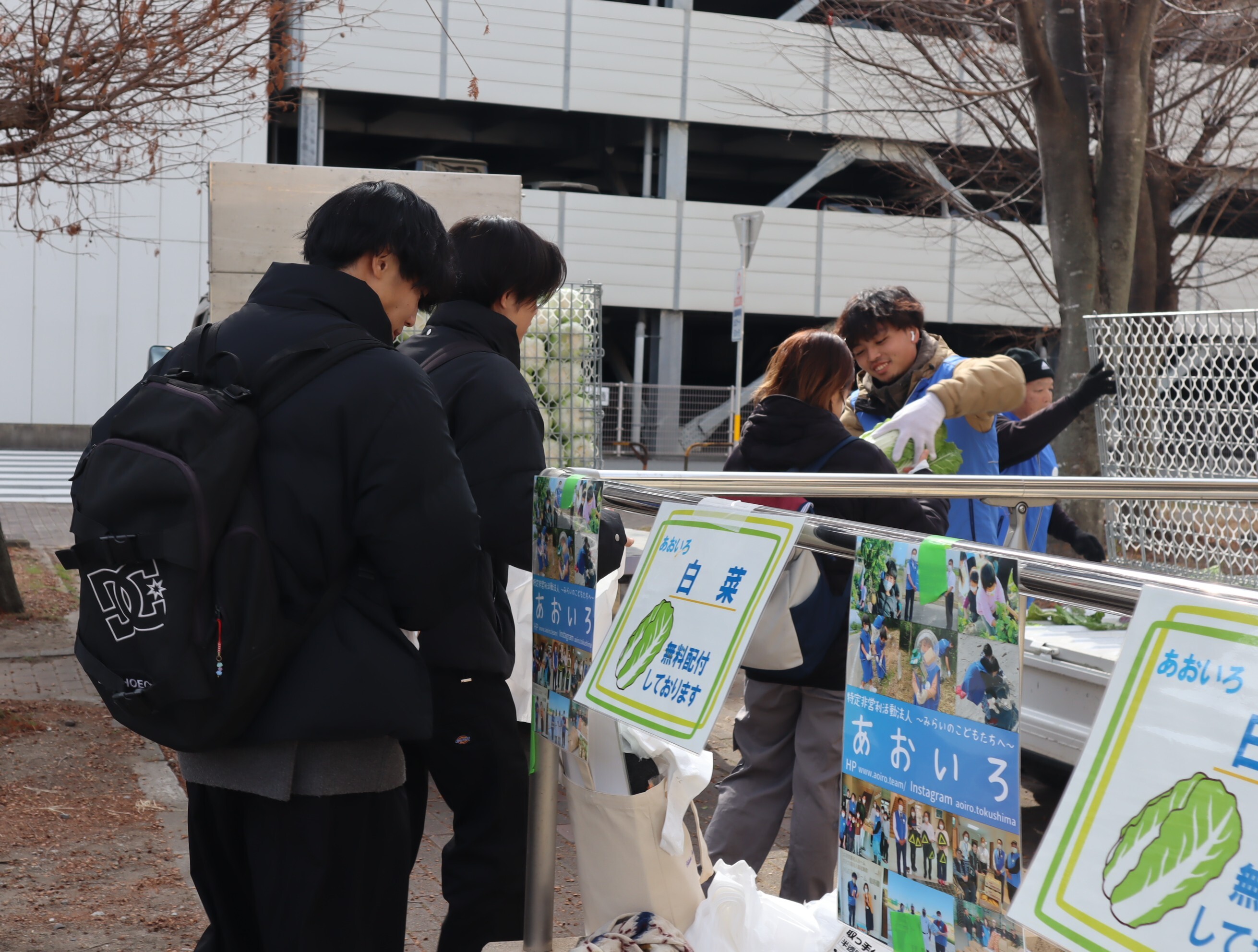 配付の様子（蔵本キャンパス）2