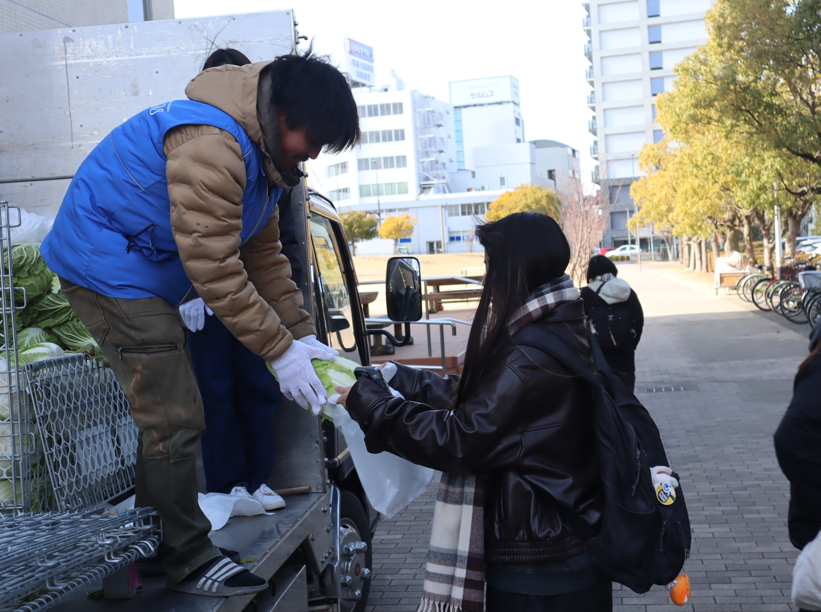 配付の様子（常三島キャンパス）1