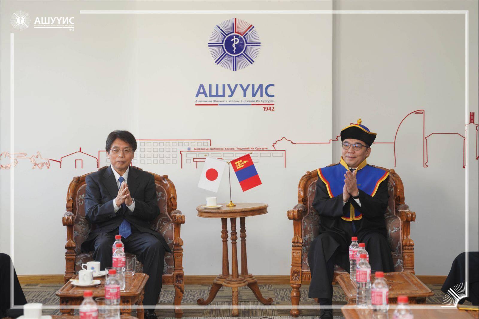 原田教授（左）とモンゴル国立医科大学のダムディンドルジ学長
