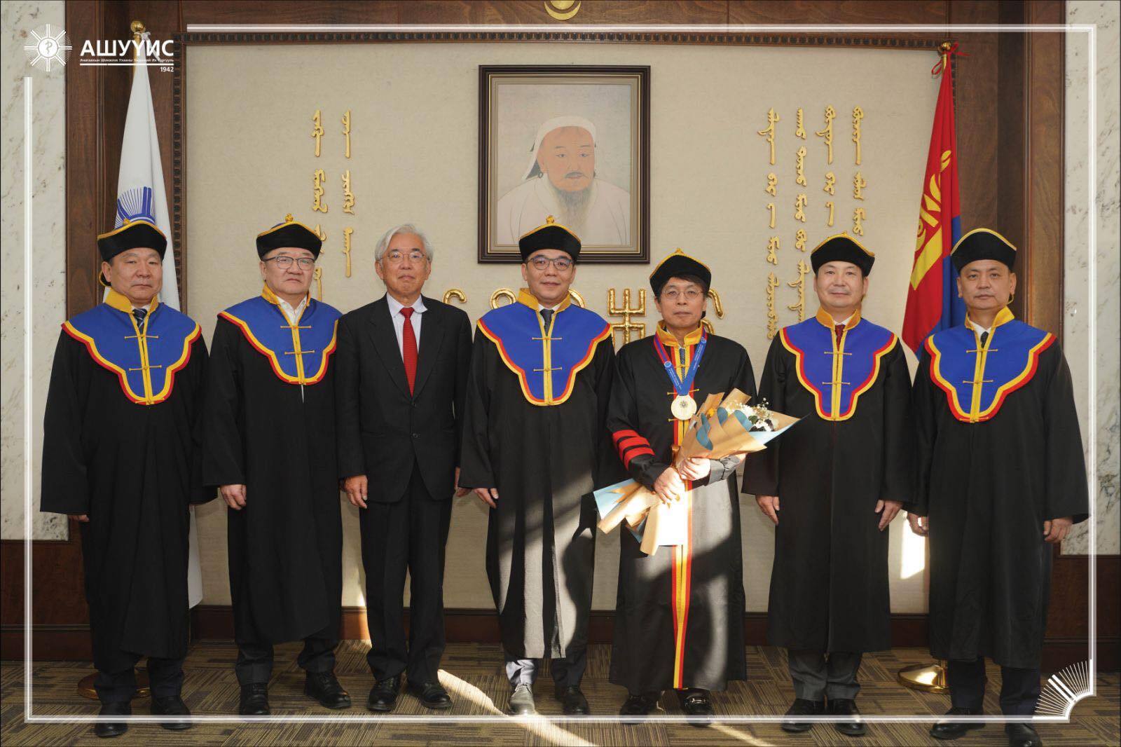 原田教授（左から５人目）、モンゴル国立医科大学のダムディンドルジ学長（左から４人目）、苛原稔徳島大学名誉教授（左から３人目）とモンゴル国立医科大学幹部の皆さん