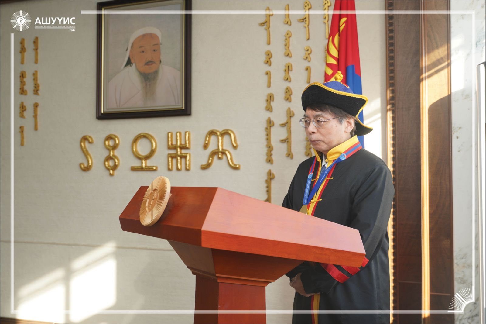 Professor Harada giving a speech after being awarded the title of Honorary Professor