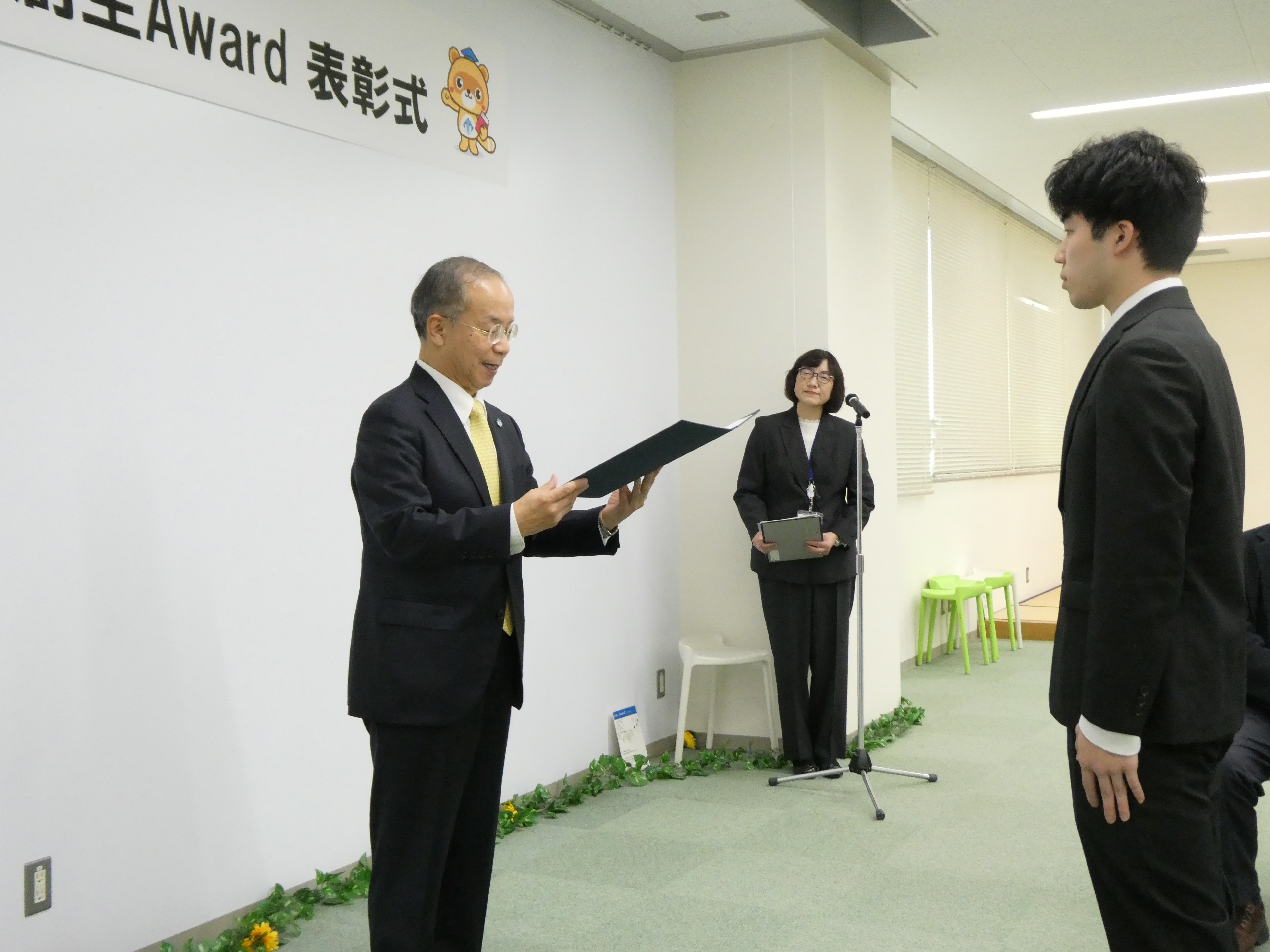 河村学長から受賞団体の代表者へ表彰状の授与