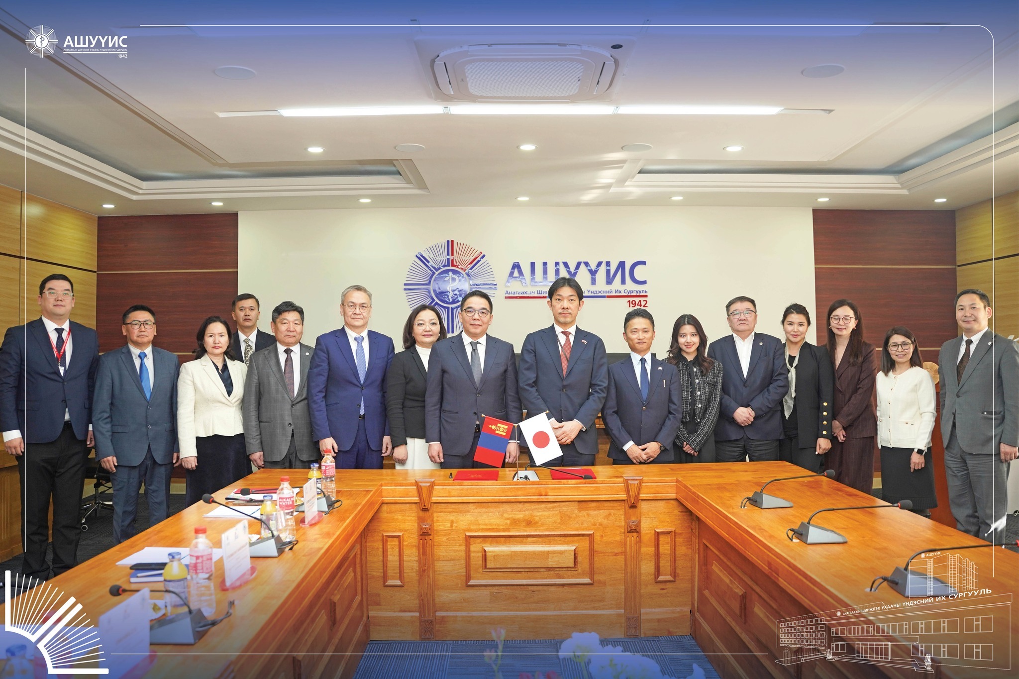 モンゴル国立医科大学で実施されたR/D署名式後の集合写真 ※写真:モンゴル国立医科大学提供