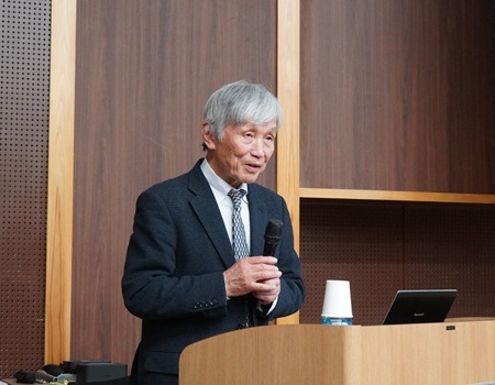 講演中の佐川氏