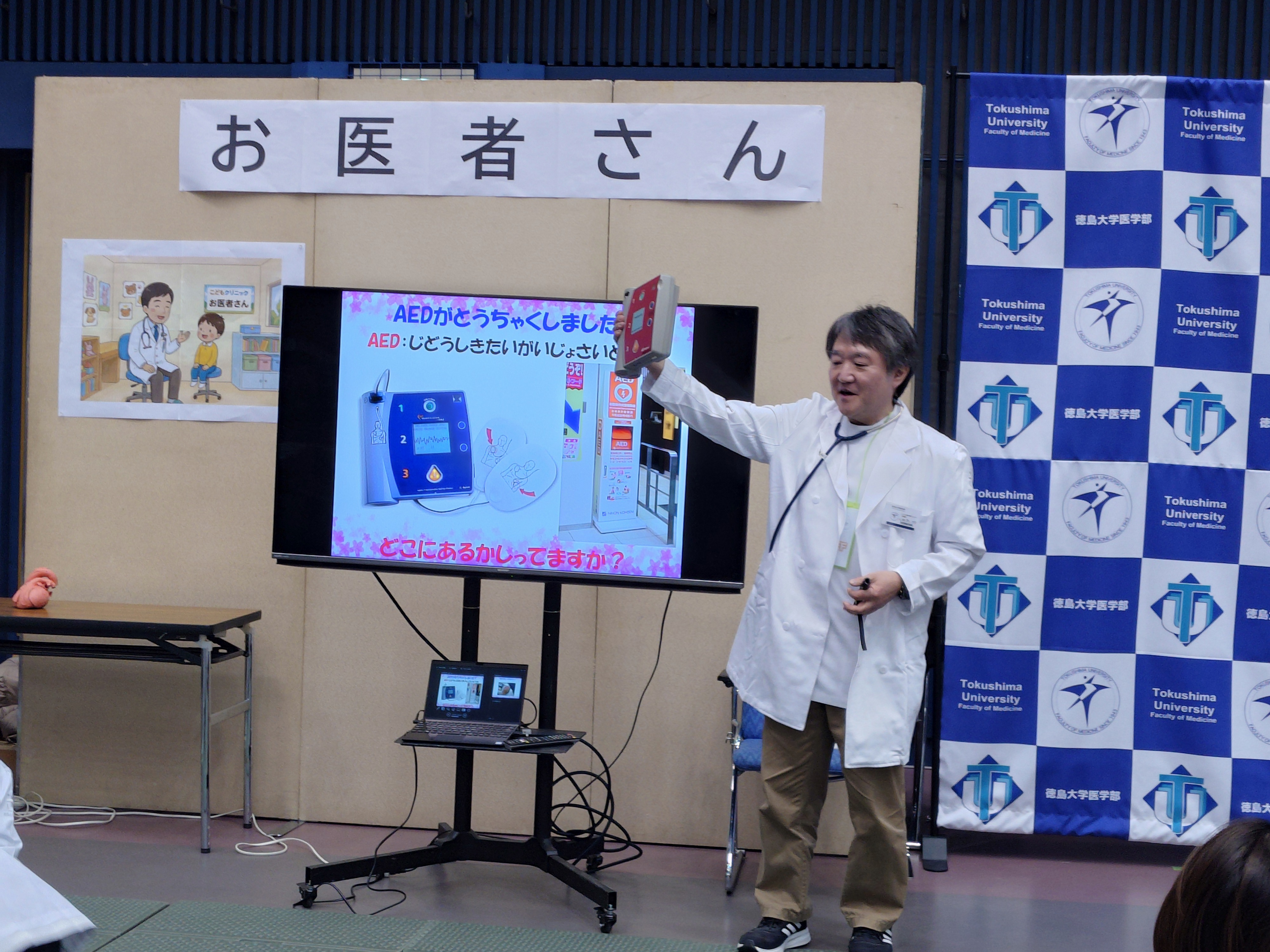 説明を行う医師スタッフ